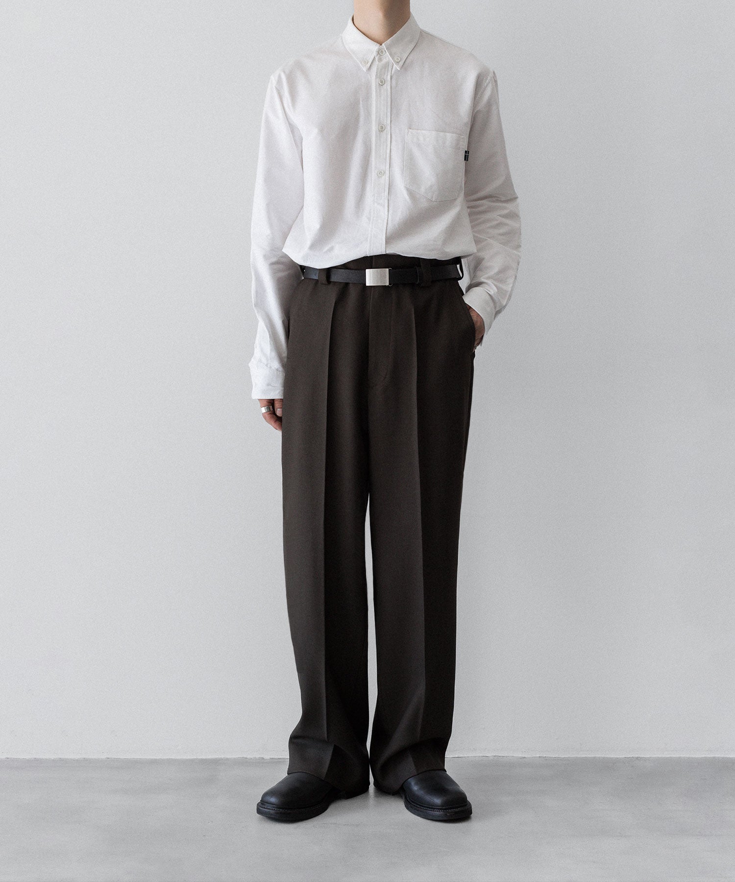 通販 オンラインショップ ネットショップ ウール バージンウール ヴァージンウール 100 春 秋 冬 定番 きれいめ 綺麗め ファッション ブランド メンズ レディース ユニセックス ストリート モード 20代 30代 大人 かっこいい おしゃれ 可愛い アパレル シンプル コーデ 私服 普段着 リラックス カジュアル アメカジ  アイビー アメトラ プレッピー シティボーイ シティガール メンズライク 韓国 シック セレブ 海外 アスレチック ノームコア ブロークコア ミックスコーデ トレンド 日本製 流行 スラックス パンツ ズボン トラスザーズ ミリタリー ベルトなし ワイド セミワイド ストレート ファスナー 太め スニーカー ローファー  センタープレス ノータック サイドアジャスター 茶色 ブラウン ダークブラウン 茶系 イギリス 軍 ギャバジン ツイル 高級 高品質 おすすめ コーデ  着こなし 着画　着用画像 スタイル 前 フロント 全身