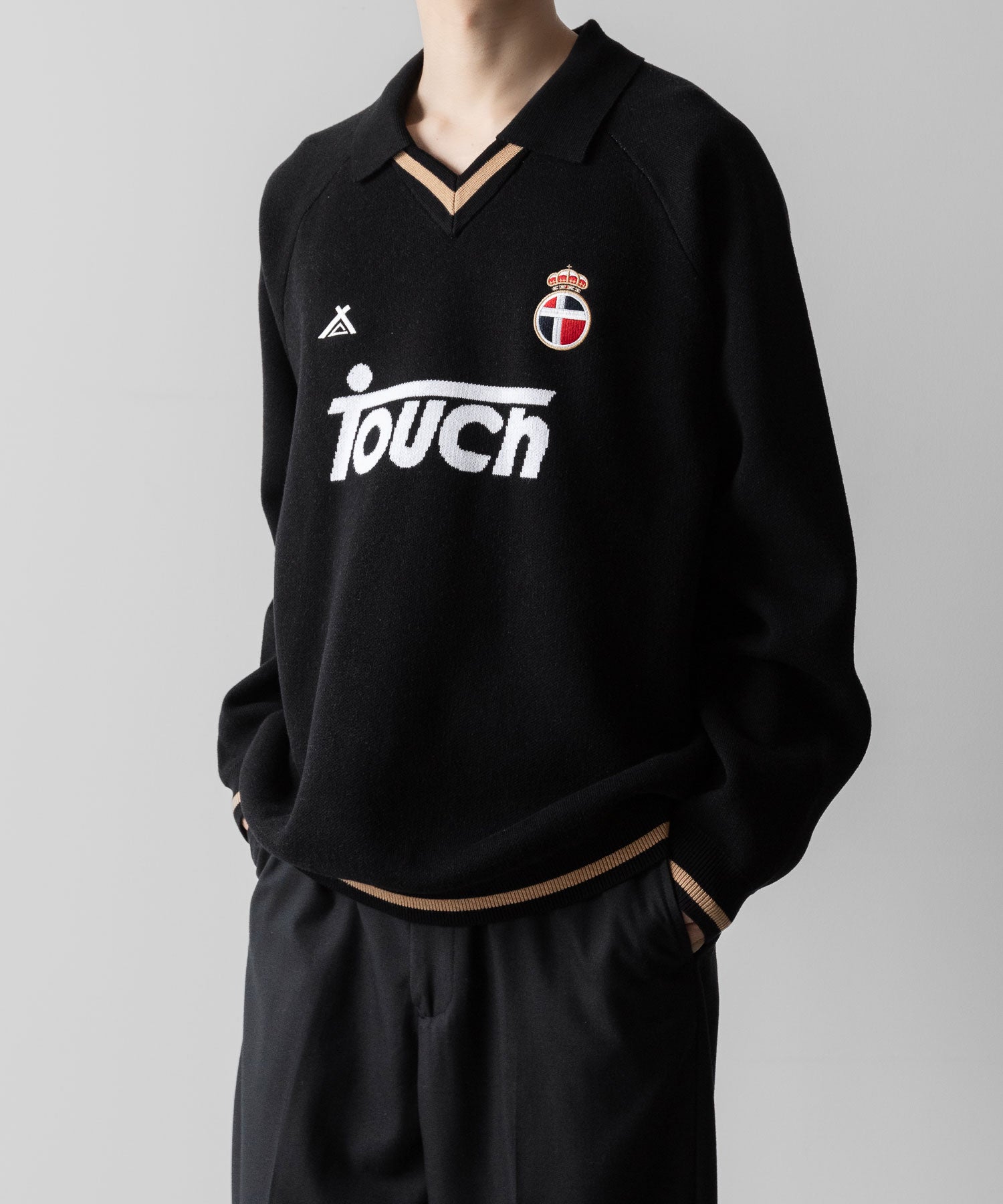通販　オンラインショップ ネットショップ football jersey フットボール ジャージ 
 SOCCER SWEATER　サッカー セーター サッカーシャツ ゲームシャツ ユニ ブラック ファッション ストリート モード メンズ レディース ユニセックス 20代 30代 大人 かっこいい 可愛い カワイイ おしゃれ アパレル ブランド 流行 トレンド 秋冬 ニット セーター ジャガード ジャカート 12ゲージ ハイゲージ 着こなし 着画 着崩し コーデ スタイル エフォートレス リラックス オーバーサイズ 前 フロント シティボーイ シティガール メンズライク
