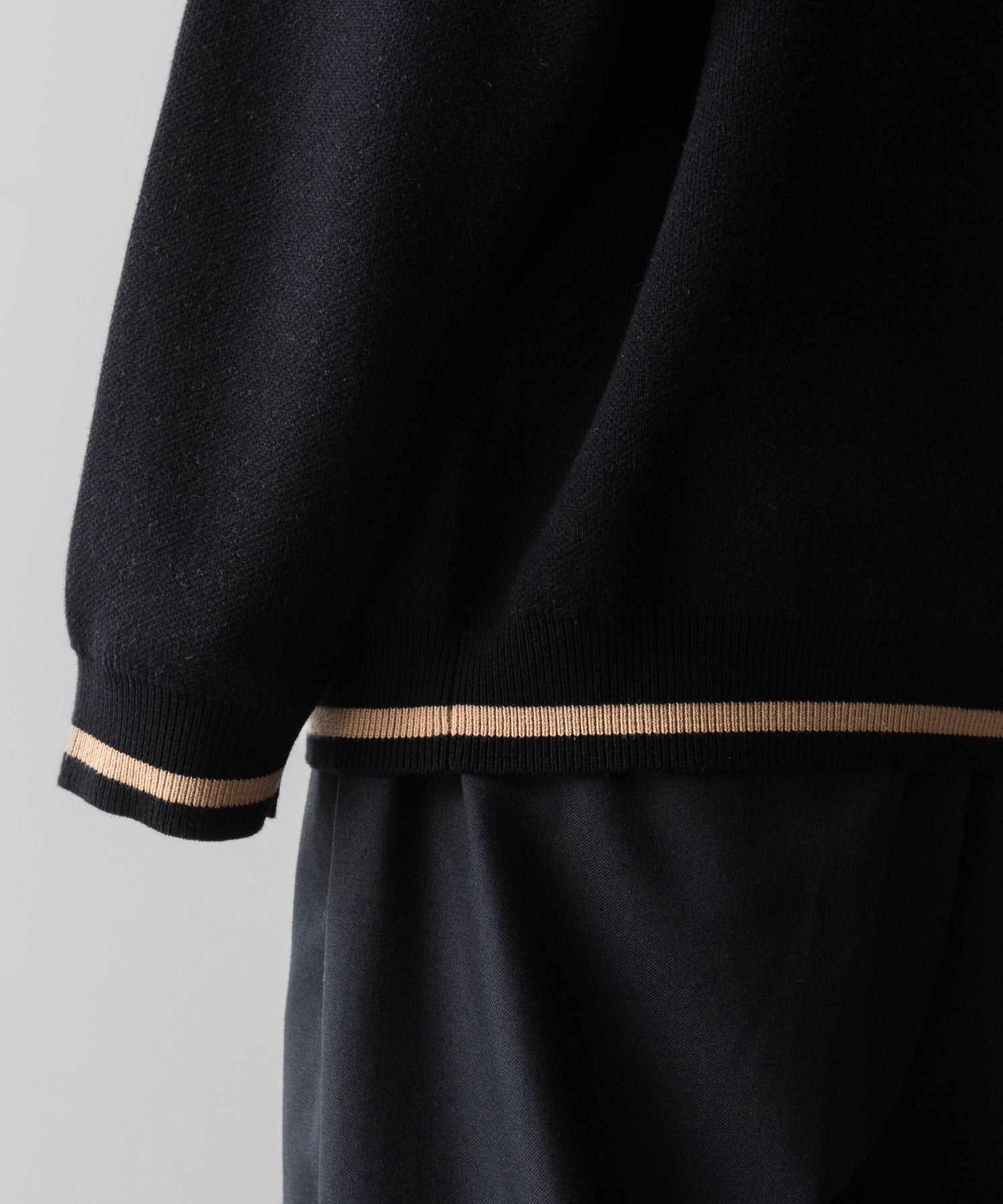 通販　オンラインショップ ネットショップ football jersey フットボール ジャージ サッカーシャツ ゲームシャツ ユニ ブラック ファッション ストリート モード メンズ レディース ユニセックス 20代 30代 大人 かっこいい 可愛い カワイイ おしゃれ アパレル ブランド 流行 トレンド 秋冬 ニット セーター ジャガード ジャカート 12ゲージ ハイゲージ 着こなし 着画 着崩し コーデ スタイル エフォートレス リラックス オーバーサイズ リブ 配色 ライン