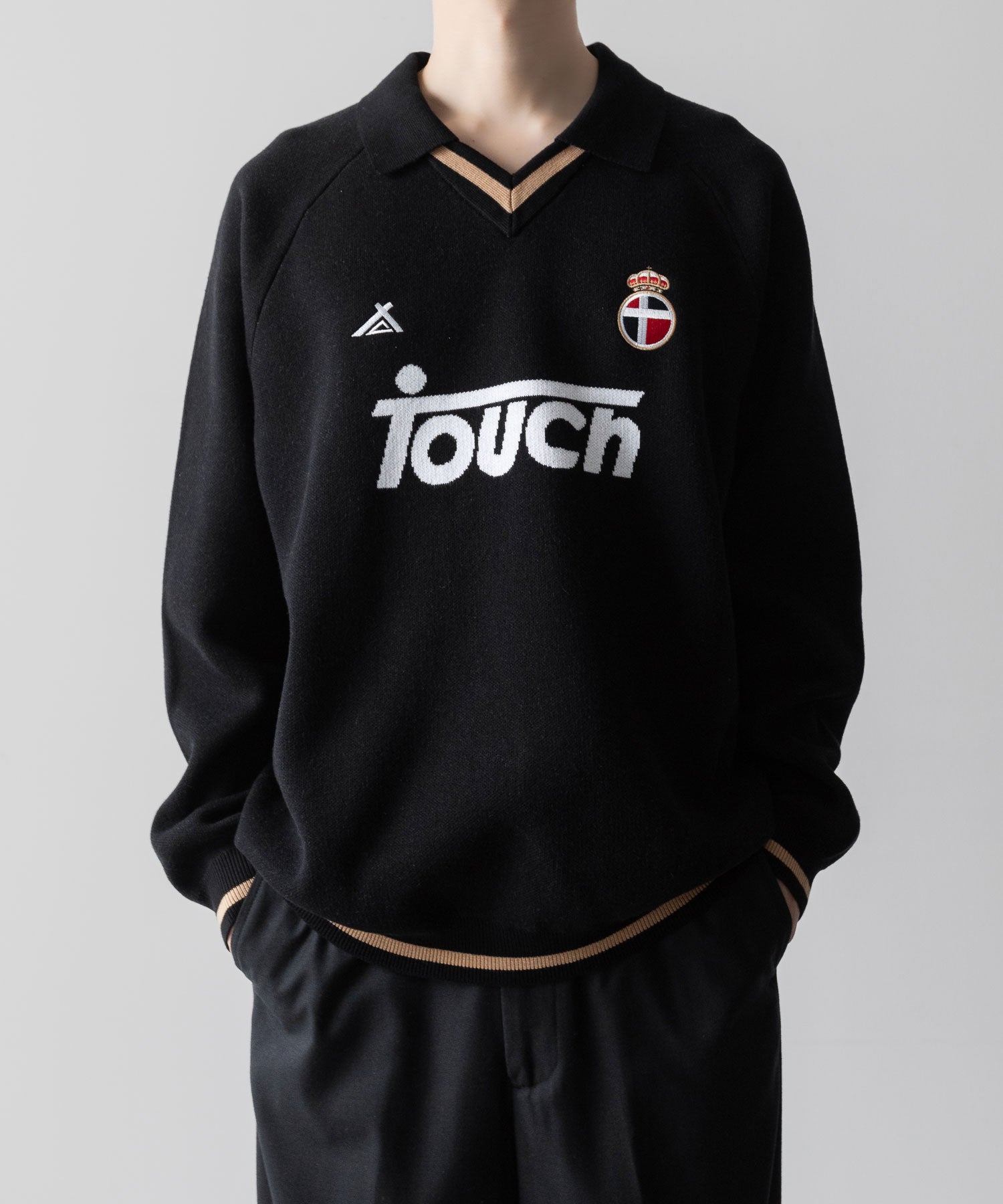 通販　オンラインショップ ネットショップ football jersey フットボール ジャージ 
 SOCCER SWEATER　サッカー セーター サッカーシャツ ゲームシャツ ユニ ブラック ファッション ストリート モード メンズ レディース ユニセックス 20代 30代 大人 かっこいい 可愛い カワイイ おしゃれ アパレル ブランド 流行 トレンド 秋冬 ニット セーター ジャガード ジャカート 12ゲージ ハイゲージ 着こなし 着画 着崩し コーデ スタイル エフォートレス リラックス オーバーサイズ 前 フロント シティボーイ シティガール メンズライク