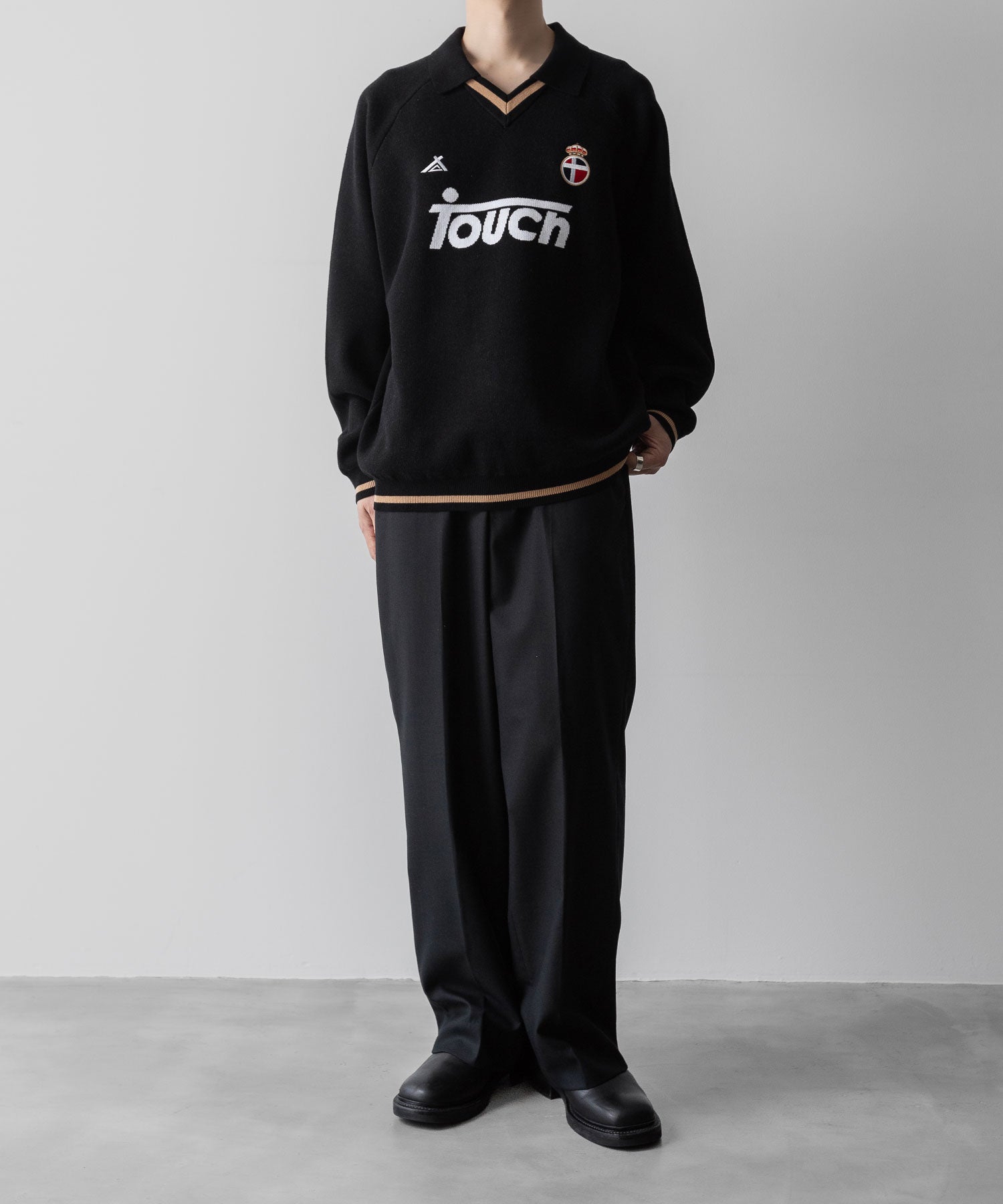 通販　オンラインショップ ネットショップ football jersey フットボール ジャージ 
 SOCCER SWEATER　サッカー セーター サッカーシャツ ゲームシャツ ユニ ブラック ファッション ストリート モード メンズ レディース ユニセックス 20代 30代 大人 かっこいい 可愛い カワイイ おしゃれ アパレル ブランド 流行 トレンド 秋冬 ニット セーター ジャガード ジャカート 12ゲージ ハイゲージ 着こなし 着画 着崩し コーデ スタイル エフォートレス リラックス オーバーサイズ 前 フロント 全身 シティボーイ シティガール メンズライク スポーツMIX