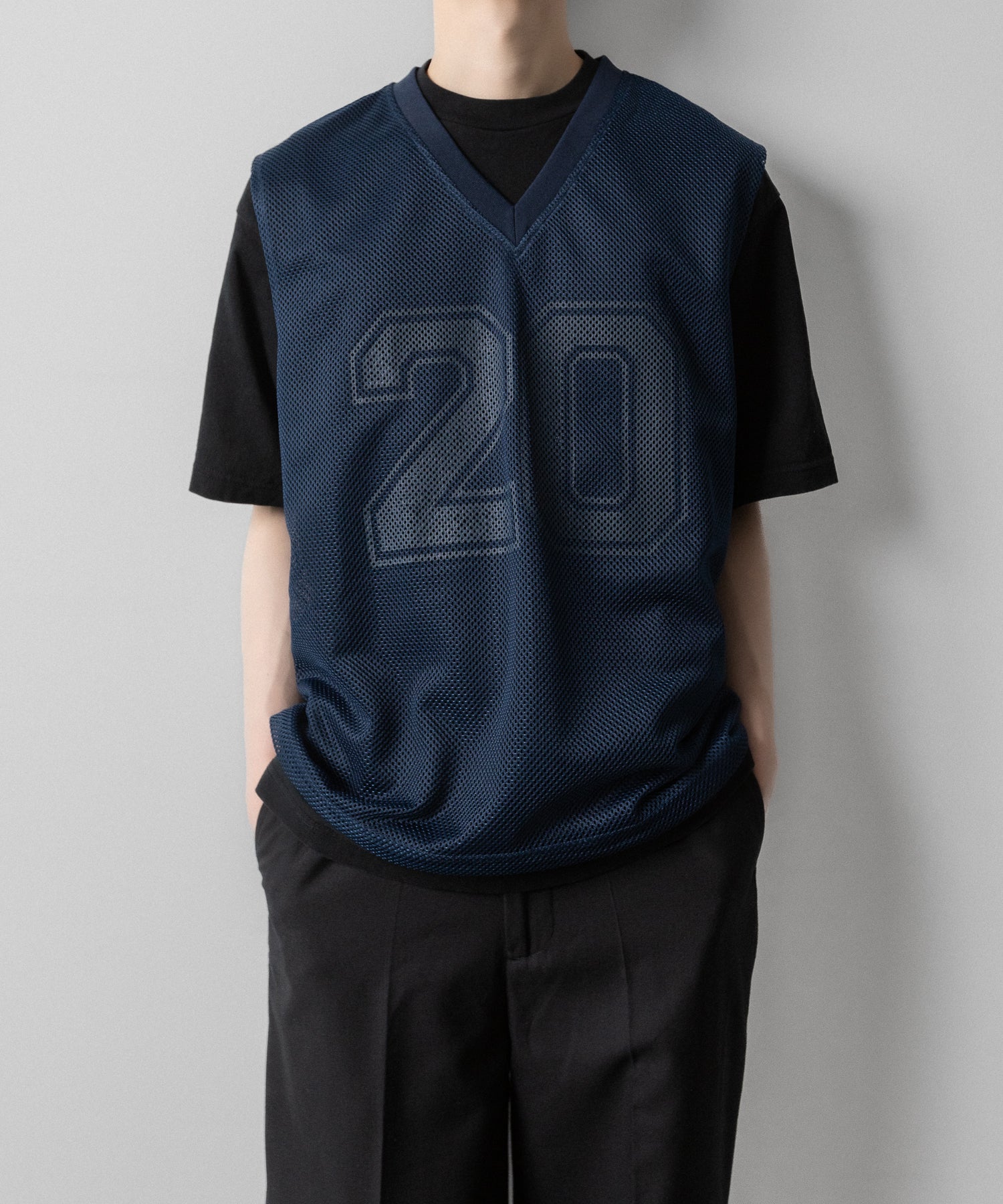 通販　オンラインショップ ネットショップ
メッシュ ベスト ジレ レイヤー レイヤード ノースリーブ フットボール サッカー トレーニング 練習 プラクティス ビブス ネイビー Vネック リブ  透け感 抜け感 ファッション ストリート モード メンズ レディース ユニセックス 20代 30代 大人 格好良い かっこいい 可愛い カワイイ おしゃれ アパレル ブランド 流行 トレンド 春夏 バスケ ダンス 練習着 シースルー 韓国 スポーツ ミックス スポーツmix スポーティー シアー  ナンバリング 番号 ゼッケン ドローストリング ドローコード 調整 アジャスター アジャスト ストッパー アクティブ シック セレブ 海外 アスレチック ブロークコア ミックスコーデ エフォートレス リラックス 綺麗め カジュアル ドレッシー 前 フロント 着こなし コーデ 着画 着崩し スタイル