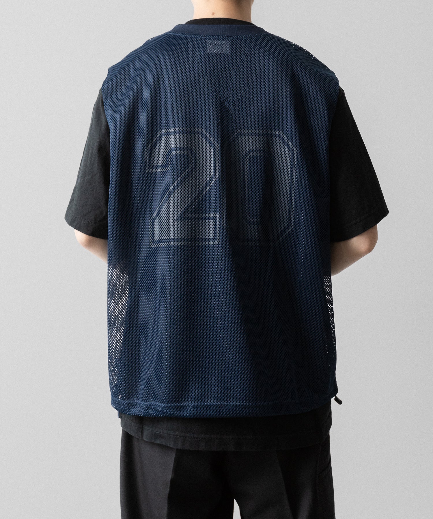 通販　オンラインショップ ネットショップ
メッシュ ベスト ジレ レイヤー レイヤード ノースリーブ フットボール サッカー トレーニング 練習 プラクティス ビブス ネイビー Vネック リブ  透け感 抜け感 ファッション ストリート モード メンズ レディース ユニセックス 20代 30代 大人 格好良い かっこいい 可愛い カワイイ おしゃれ アパレル ブランド 流行 トレンド 春夏 バスケ ダンス 練習着 シースルー 韓国 スポーツ ミックス スポーツmix スポーティー シアー  ナンバリング 番号 ゼッケン ドローストリング ドローコード 調整 アジャスター アジャスト ストッパー アクティブ シック セレブ 海外 アスレチック ブロークコア ミックスコーデ エフォートレス リラックス 綺麗め カジュアル ドレッシー 後 バック 着こなし コーデ 着画 着崩し スタイル