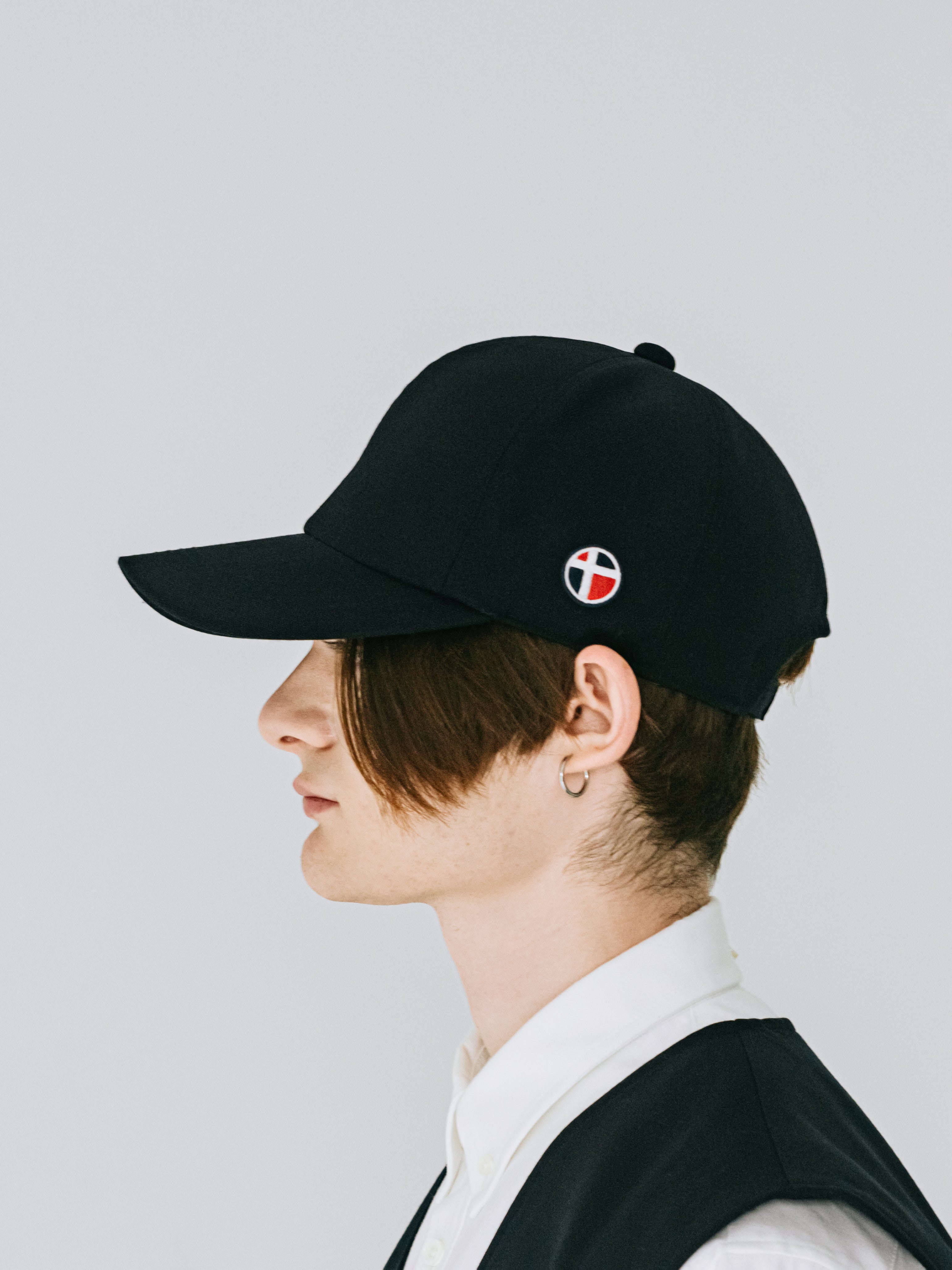 CLASSIC 6-PANEL CAP 帽子 深め ネイビー ファッション ストリート モード メンズ レディース ユニセックス 20代 30代 かっこいい おしゃれ アパレル ブランド 無地 シンプル コーデ  着こなし 着画　着用画像