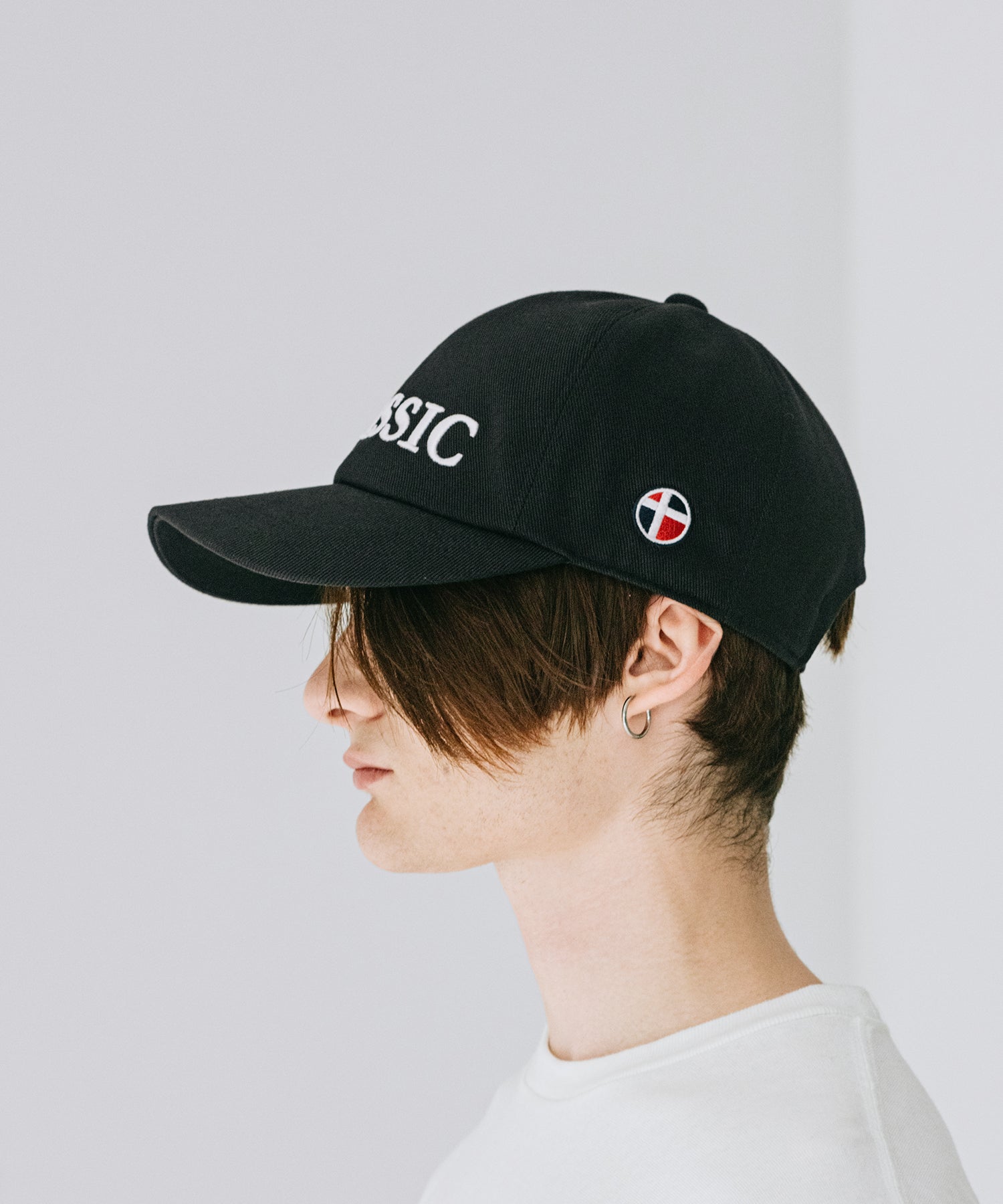EMBROIDERY 6-PANEL CAP 帽子 深め ネイビー ファッション ストリート モード メンズ レディース ユニセックス 20代 30代 かっこいい おしゃれ アパレル ブランド コーデ  着こなし 着画　着用画像