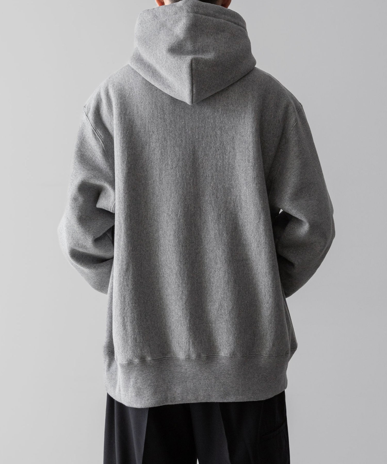 通販　オンラインショップ ネットショップ パーカー フーディ スウェット parker hoodie hoodedsweatshirt sweatshirt ヘビーウェイト heavyweight 厚手 フード オーバーサイズ 大きめ 春 夏 秋 冬 オールシーズン 通年 定番 きれいめ 綺麗め ファッション ブランド メンズ レディース ユニセックス ストリート モード 20代 30代 大人 かっこいい おしゃれ 可愛い アパレル ブランド シンプル コーデ 私服 普段着 リラックス カジュアル アメカジ  アイビー アメトラ プレッピー ポーラータイ ループタイ 裏起毛 暖かい  14オンス 15オンス 14oz 15oz グレー 着こなし コーデ 着画 着崩し スタイル 後 バック シティボーイ シティガール 
