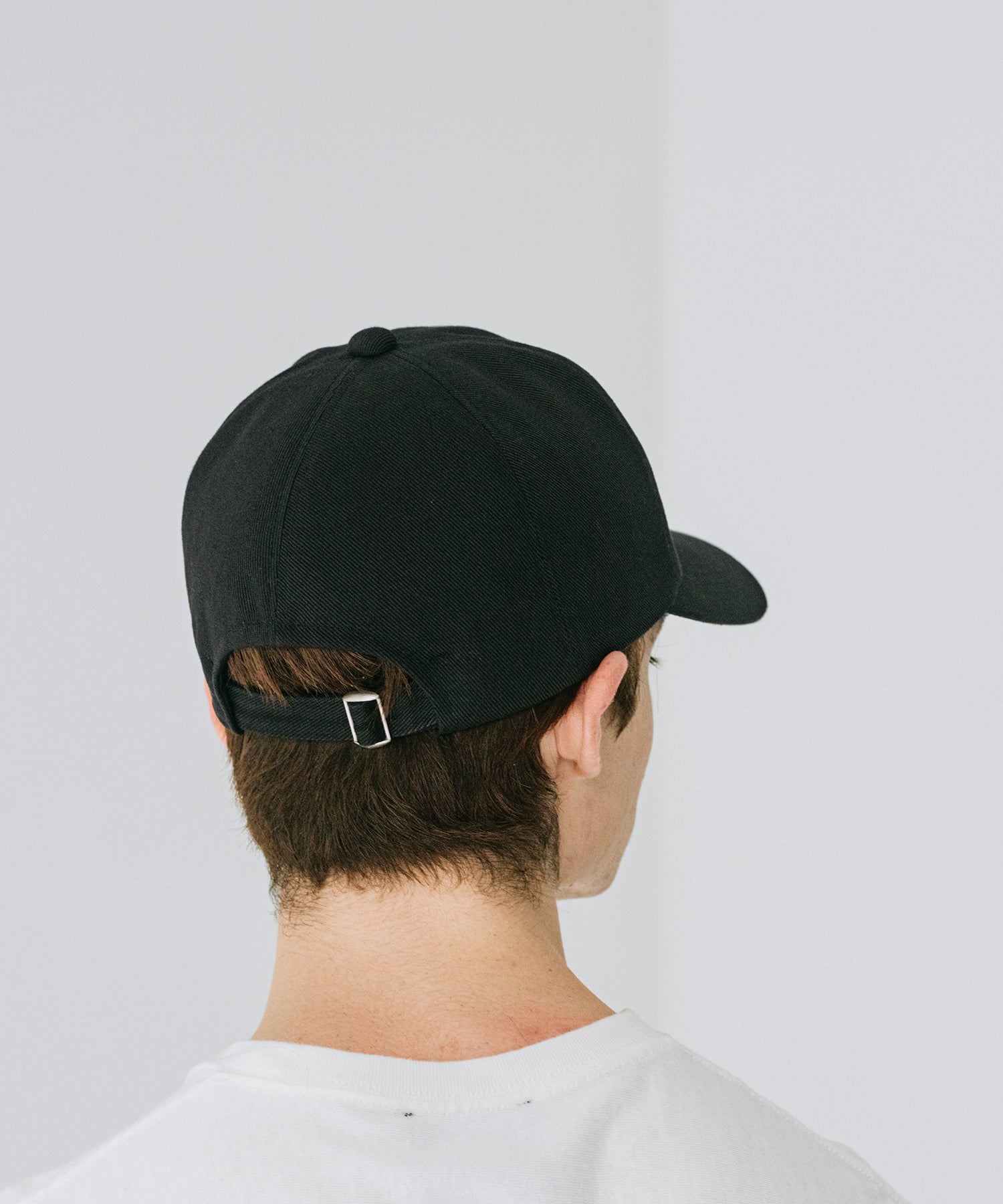 EMBROIDERY 6-PANEL CAP 帽子 深め ネイビー ファッション ストリート モード メンズ レディース ユニセックス 20代 30代 かっこいい おしゃれ アパレル ブランド コーデ  着こなし 着画　着用画像